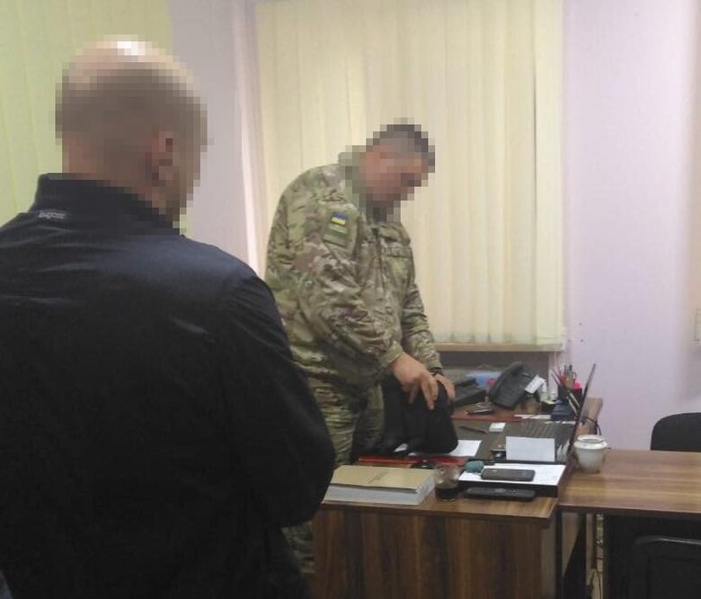 Прикордонник і митник за 6 тис. дол. надавали послуги з переміщення військовозабовязаних чоловіків через кордон, - Нацполіція 01