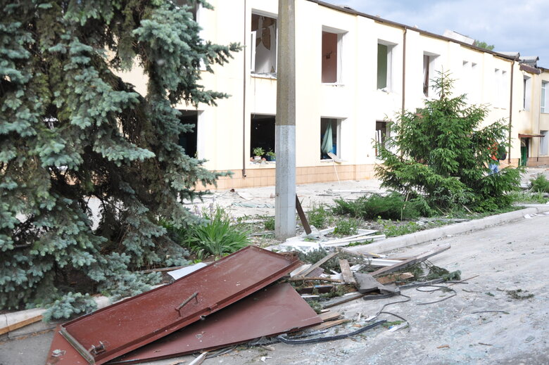 Наслідки ракетного обстрілу ДВРЗ у Києві 03