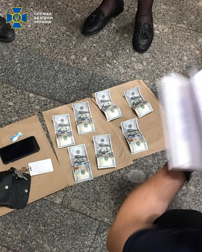 Заступницю начальника відділу головного управління поліції Волинської області затримали під час одержання $1,5 тис за закриття кримінальних справ, - СБУ 01