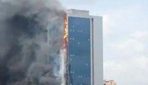 Пожар в 42-этажном небоскребе в центре Стамбула: в дыму весь город. ВИДЕО + ФОТО.