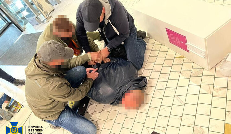 "Гарантировал" неприменение санкций СНБО за $500 тыс.: СБУ задержала в Киеве мошенника. ФОТОрепортаж