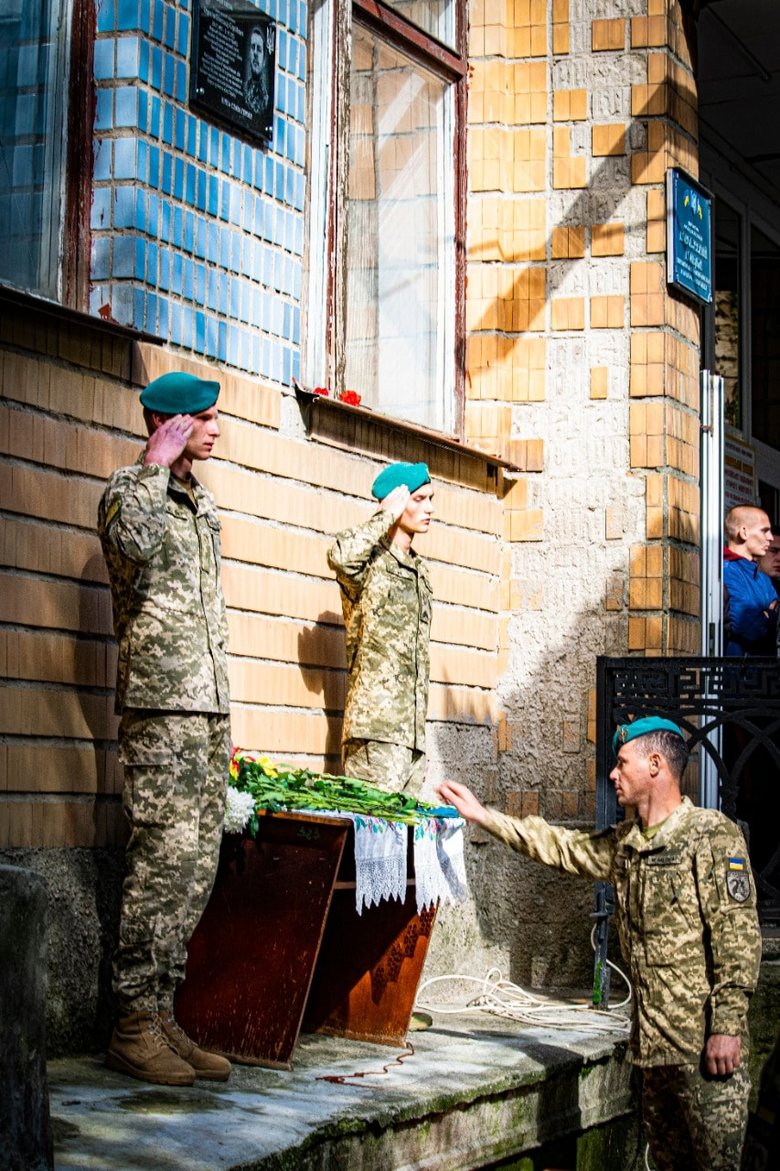 Меморіальну дошку загиблому від кулі російського снайпера воїну Олександру Отрєп’єву відкрили в Миколаївській області 03