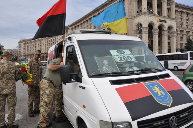 С погибшим Героем Украины Тарасом Матвиивым простились на Майдане Незалежности в Киеве 50
