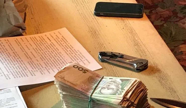 На взятке $7 тыс. задержали начальника управления активами банка "Хрещатик". ФОТО