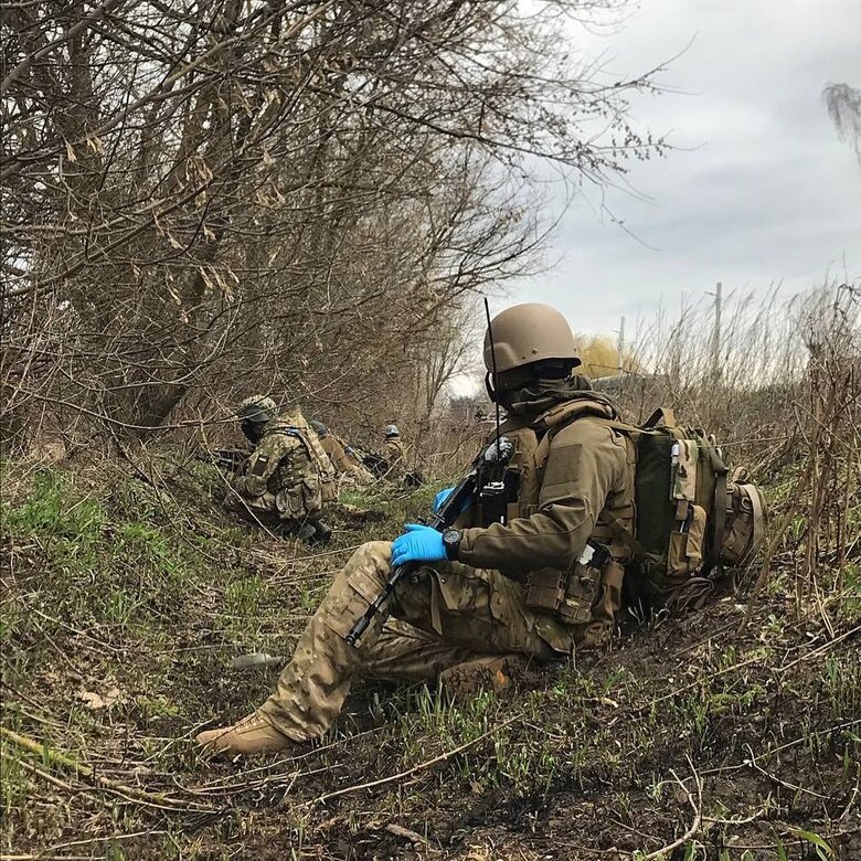 Керівник медгрупи позивний Евер: Часом медики віддавали штурмовикам свої плити, через що гинули, тому що їх також крила арта 02