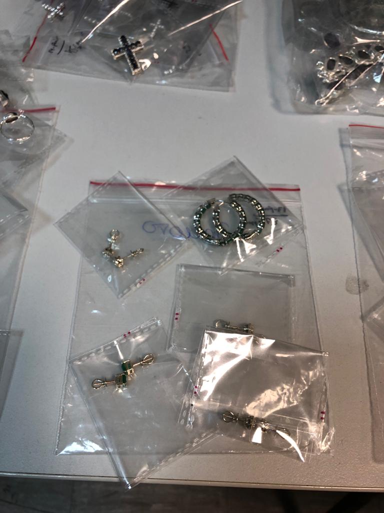 Пенсионерка и 20-летний парень пытались ввезти в Украину килограмм драгоценностей 02