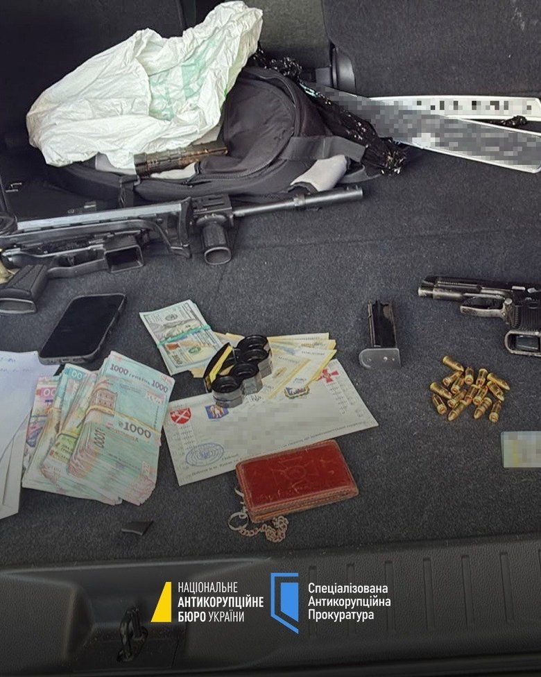 Чоловік вимагав мільйон доларів: у НАБУ розповіли подробиці