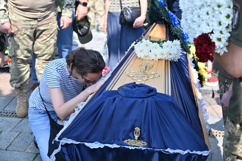 Із загиблим воїном, майданівцем Павлом Каленіченком попрощалися на Майдані Незалежності 23