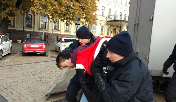 В столице националисты напали на участников "Конопляного марша". Несколько человек задержали. ФОТОрепортаж+ВИДЕО (обновлено)