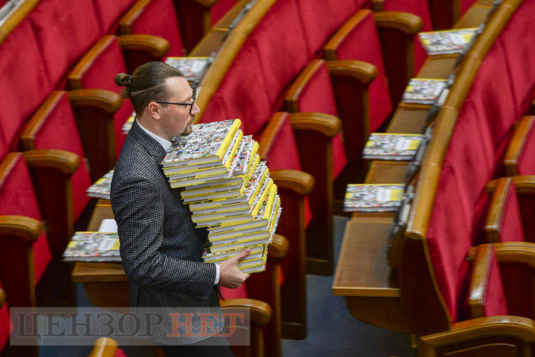Роздавання книжок про Велике будівництво, Тищенко ховає губи, Шахов ніжно вітається з Новинським, - день роботи Ради 15 грудня 02