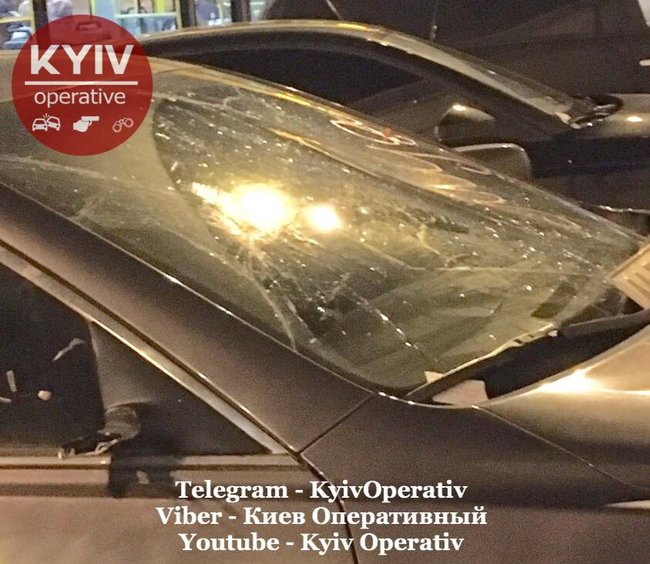 Мужчина изувечил автомобиль, полностью перекрывший тротуар возле Киево-Печерской Лавры 02