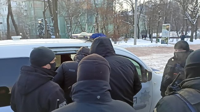 Чемодан, вокзал, Камбоджа: в Киеве попытались провести акцию в память о жертвах леворадикального насилия 09