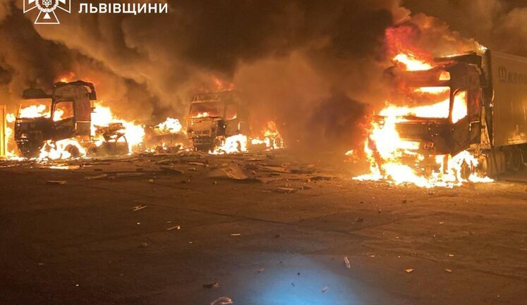 На Львівщині рятувальники ліквідували пожежу, яка виникла внаслідок ворожої атаки. ВІДЕО+ФОТОрепортаж