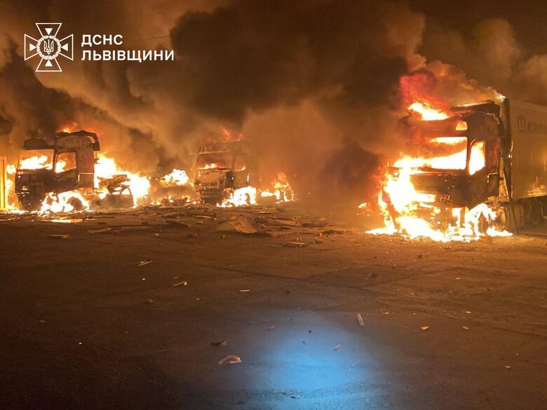 Пожежа на Львівщині: горіло 4 великовантажних автомобілі.