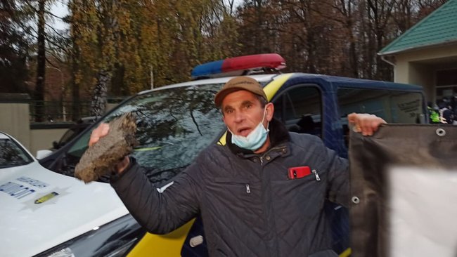 В Феофании, где лечится Зеленский, активисты провели акцию с фаерами и асфальтом 04 В Феофании, где лечится Зеленский, активисты провели акцию с фаерами и асфальтом 04