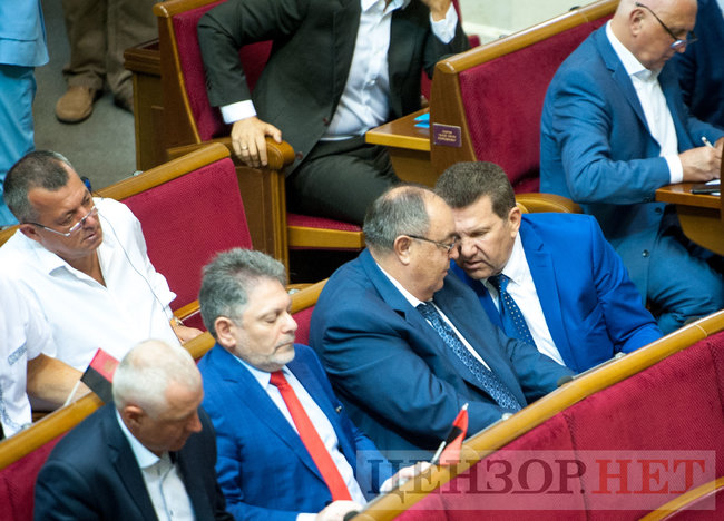 Відкриття сесії, жестикулювання Гройсмана, розмова Андрієвського й Луценко і плакат Медведчук підарешт - робочий день у ВР 4 вересня 07