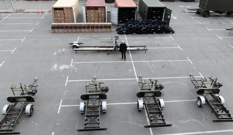 Фронтовим бригадам передали партію допомоги на 2 млн євро: шини, пилорами та зарядні станції