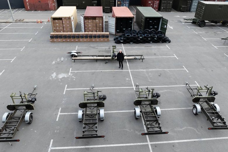 Порошенко передал партию помощи на фронт для Сил поддержки