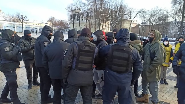 Чемодан, вокзал, Камбоджа: в Киеве попытались провести акцию в память о жертвах леворадикального насилия 04