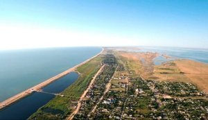 На Арабатской стрелке обнаружили полутораметрового крокодила - ел утку: полиция решает, как его поймать