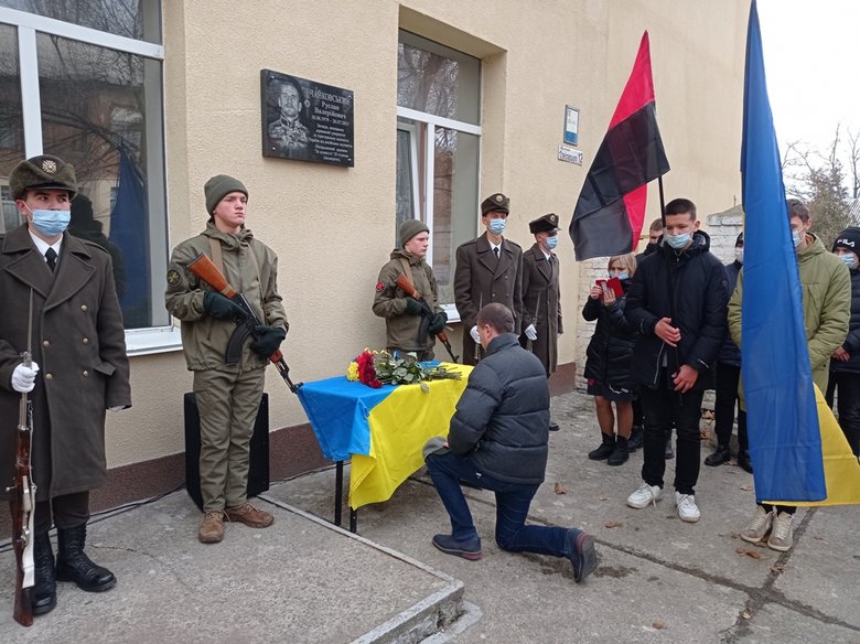 Сини загиблого воїна 93-ї ОМБр Руслана Чайковського відкрили меморіальну дошку на фасаді його рідної школи в Дніпрі 05
