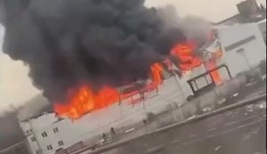 У російському Новосибірську горить склад заводу, який виробляє електроніку та мікросхеми для ВПК РФ. ВIДЕО