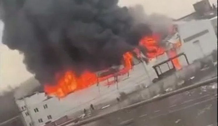 У російському Новосибірську горить склад заводу, який виробляє електроніку та мікросхеми для ВПК РФ. ВIДЕО