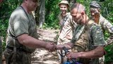 Не чекаючи орденів: командир 1-го батальйону 93-ї ОМБр нагородив найкращих бійців іменними ножами. ФОТОрепортаж
