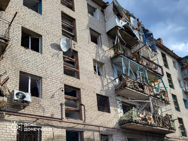 Удар БПЛА по Краматорску: ранены двое горожан, разрушения в центре