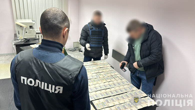 The head of the department of the Chernihiv City Council was detained for receiving more than 142 thousand UAH. bribe: demanded 10% kickback, - National Police 05
