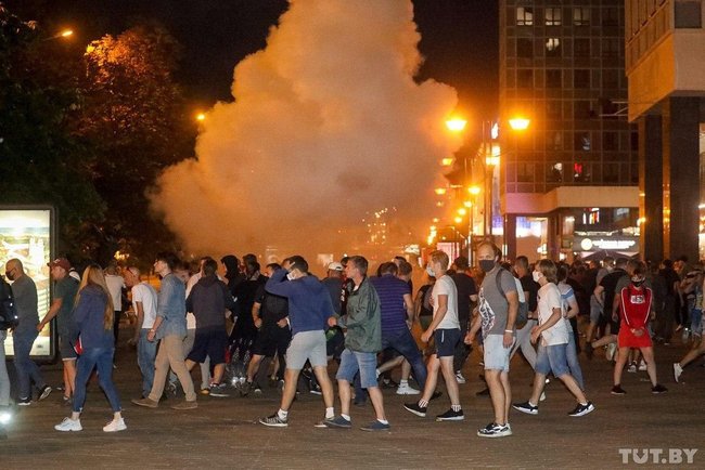 Протестующие минчане сопротивляются силовикам, те применяют светошумовые гранаты 03