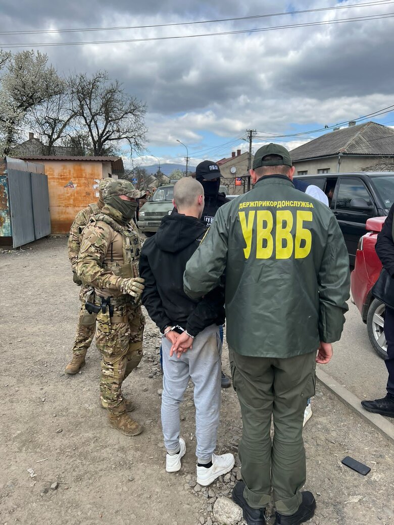 Пограничник, за 3 тыс дол. помогавший переправлять уклонистов, задержан на Закарпатье 01