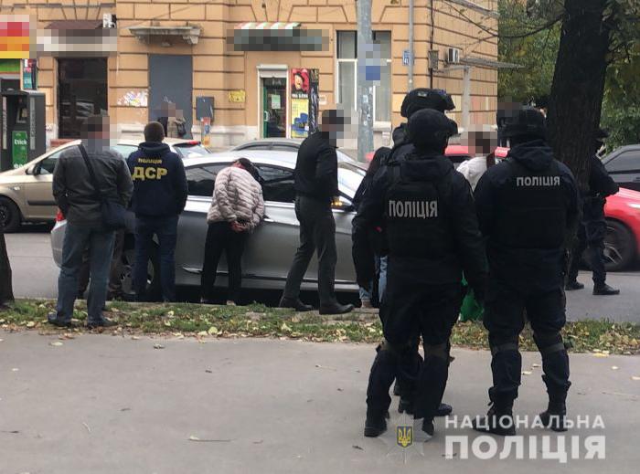 Угрожали и избивали: в Харькове задержали банду, которая похищала одиноких людей и заставляла их отдать недвижимость 03