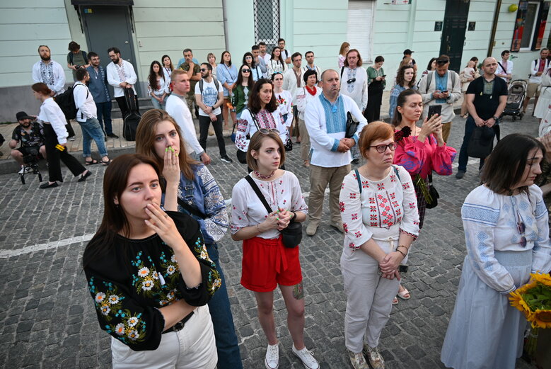 У Києві вшанували пам’ять Андрія Бабінського - воїна 80-ої ОДШБр та засновника Мегамаршу у вишиванках 28