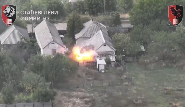 Беспилотник "Стальных львов" догнал и ликвидировал трех оккупантов, которые бегали между заброшенными домами. ВИДЕО
