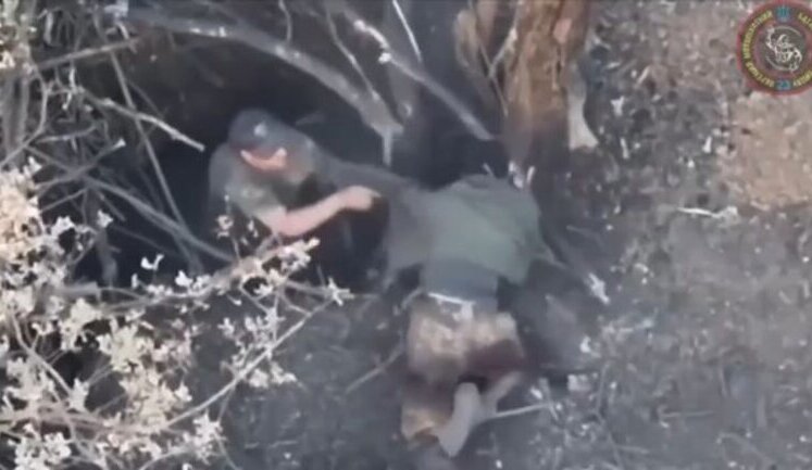 Russian refuses to let his wounded comrade into dugout, beats him, shoves him, and threatens him with assault rifle. VIDEO