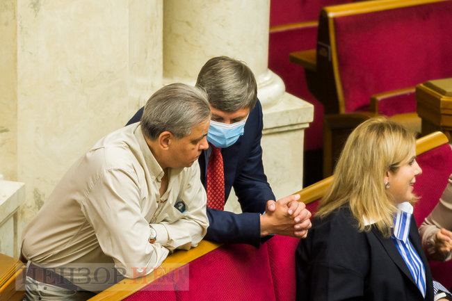 Ківа і сторіз оголених дівчат, Яценко в гостях у слуг народу і Куницький, який шепоче на вухо Забуранній, - робота ВР 15 вересня 05