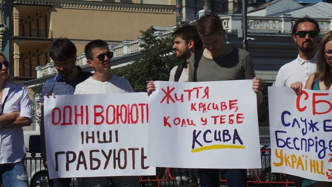 Біля Ради встановили триметрову золоту ксиву СБУ 13
