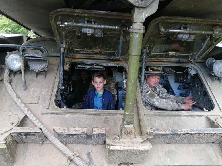 Десятирічний хлопчик заощадив 300 доларів та купив для ЗСУ зарядку на сонячній батареї 04 Десятирічний хлопчик заощадив 300 доларів та купив для ЗСУ зарядку на сонячній батареї 04