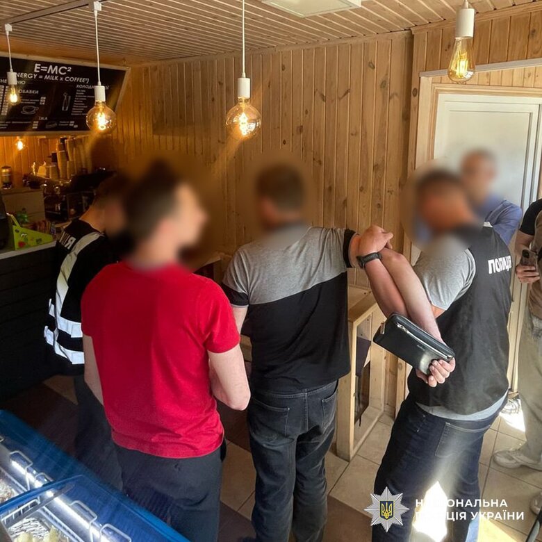 Выманивал у матери погибшего воина деньги