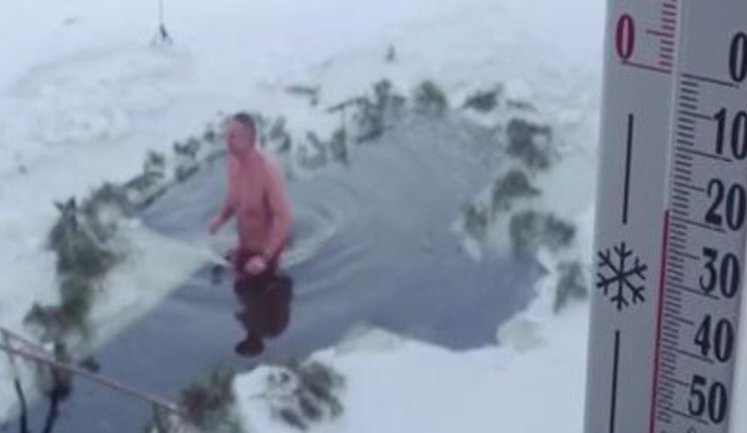 Кличко окунулся в прорубь возле парка Дружбы народов. ВИДЕО