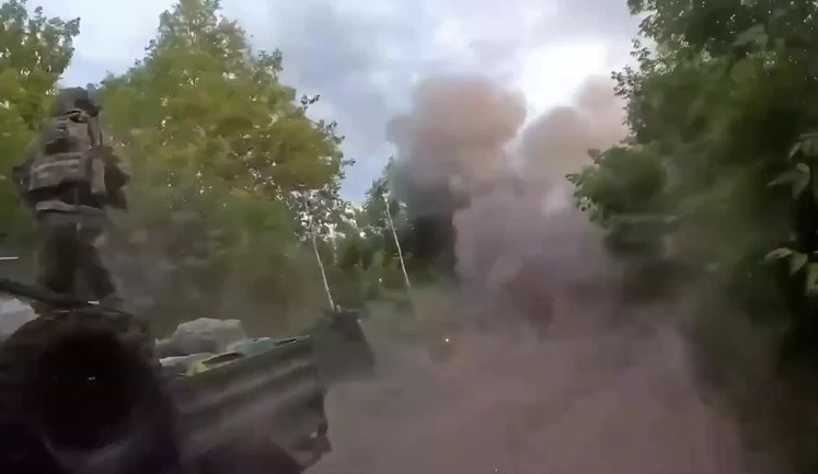 Окупант збив український дрон, але той впав на голови його поплічників: "Давай вставай, нах#й". ВIДЕО