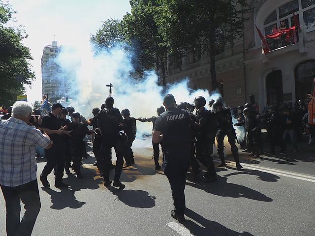 Protesters clash with police near Rada building 03