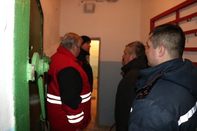 Рятувальники перевіряють підземні укриття в Києві 03