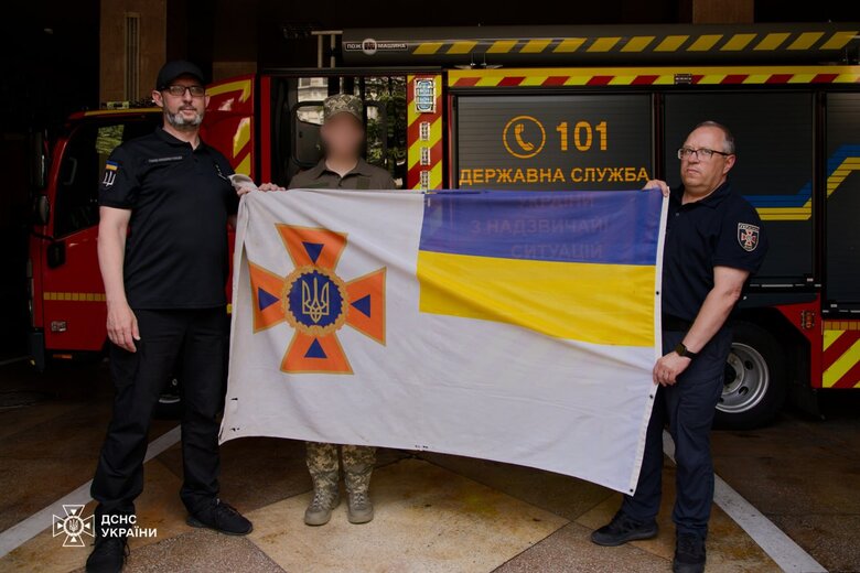 Розвідник передав рятувальникам ДСНС прапор
