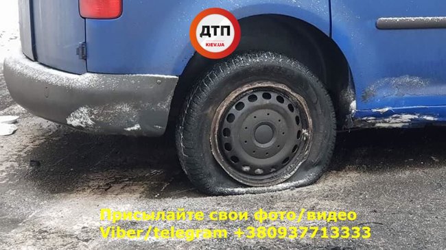 У Соломянському районі Києва автомобіль на високій швидкості влетів у стовп: водія витягали рятувальники ДСНС 05