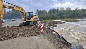 На Закарпатье остановили движение по государственной трассе: вода подмыла мост. ФОТО