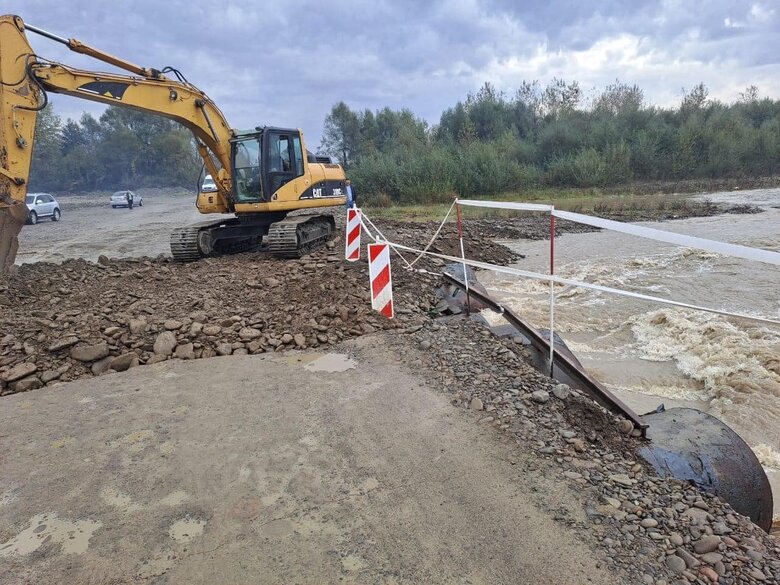 На Закарпатті зупинили рух державною трасою: вода підмила міст 01