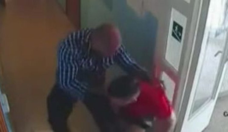 Главу житомирського осередку партії Шарія побили, після того як він бризнув сльозоточивим газом в обличчя ветерану АТО. ВIДЕО