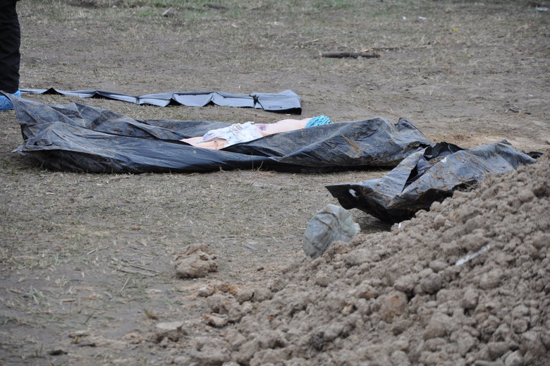 В Бучі ексгумують з братської могили тіла вбитих росіянами мирних жителів: Майже всі з вогнепальними пораненнями, деякі із завязаними руками та ногами 31